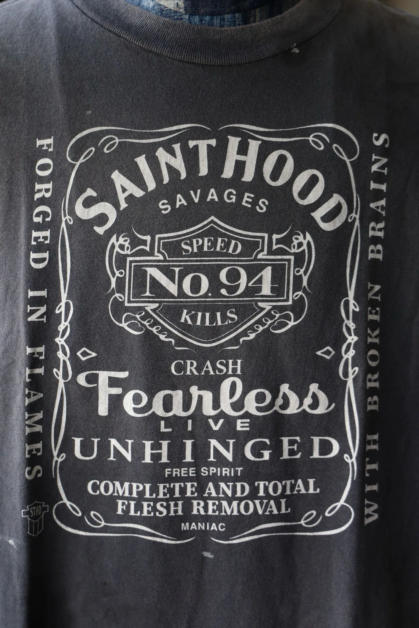 The print comes from the classic whiskey packaging design. After design, it has also become a SAINT HOOD regular co-branded design element. SAINT Mxxxxxx × NEIGHBORHOOD STHD. SS TEE FEARLESS/BLK NBHD Takizawa Shinsuke co-branded whiskey label/love skull angel distressed short sleeves. Washed black S-XL